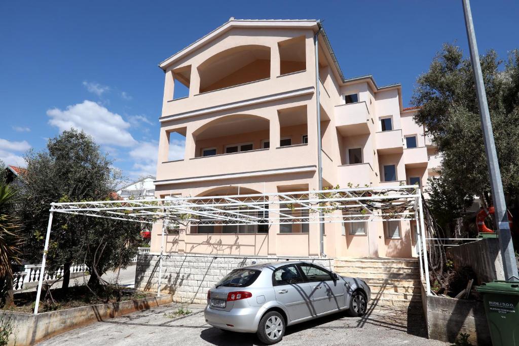 Beautiful 2-Bed Apartment in Okrug Gornji