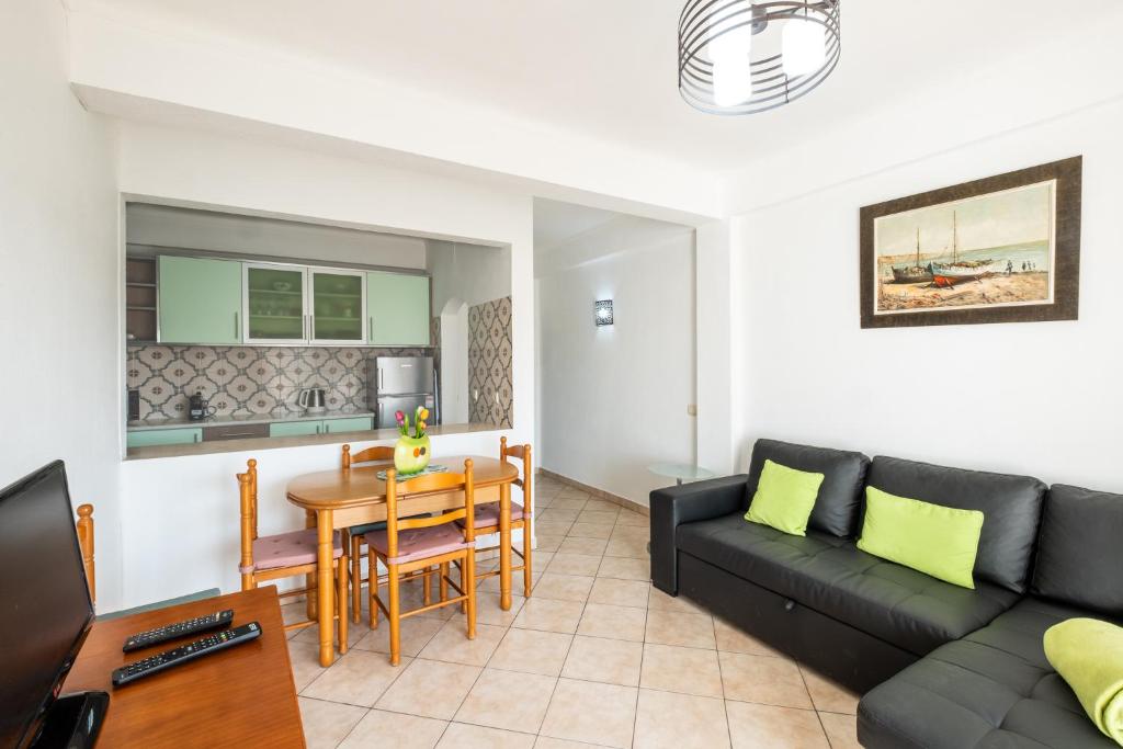 ein Wohnzimmer mit einem Sofa und einem Tisch in der Unterkunft Albufeira - 3 bedrooms - free wifi in Albufeira