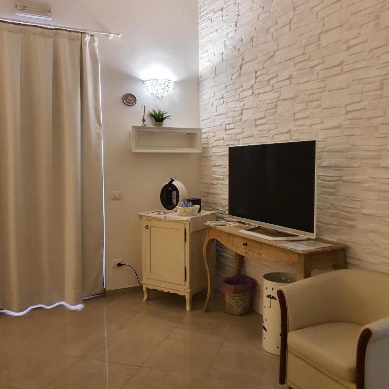 Televízia a/alebo spoločenská miestnosť v ubytovaní Bianca Suite Polignano
