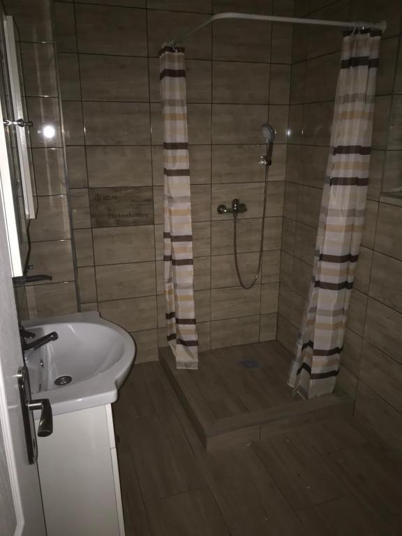 Kúpeľňa v ubytovaní Famvarga Apartmanház