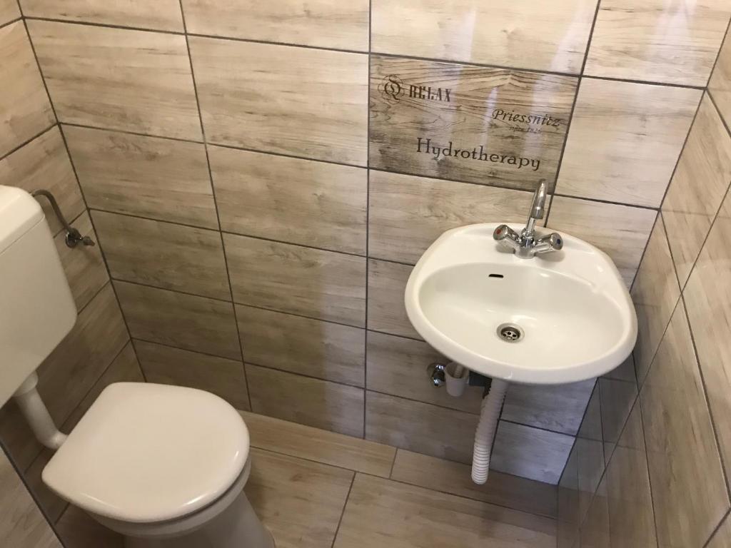 Kúpeľňa v ubytovaní Famvarga Apartmanház