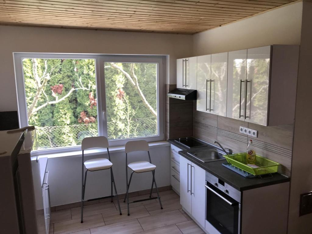 Kuchyňa alebo kuchynka v ubytovaní Famvarga Apartmanház