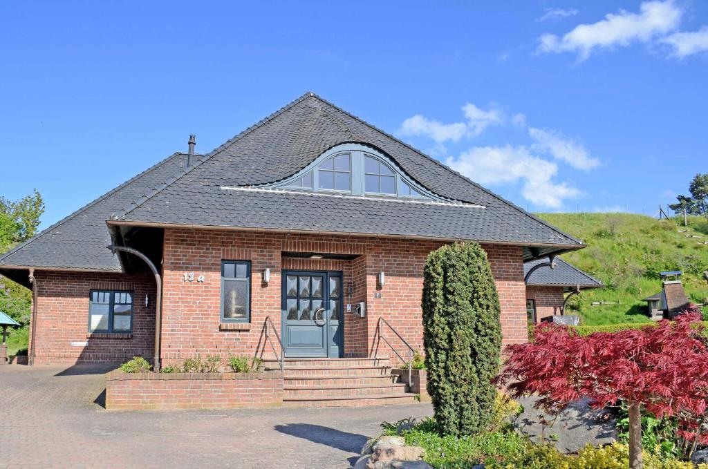 a brick house with a gambrel roof at Ferienwohnungen am Hafen in Seedor in Sandort