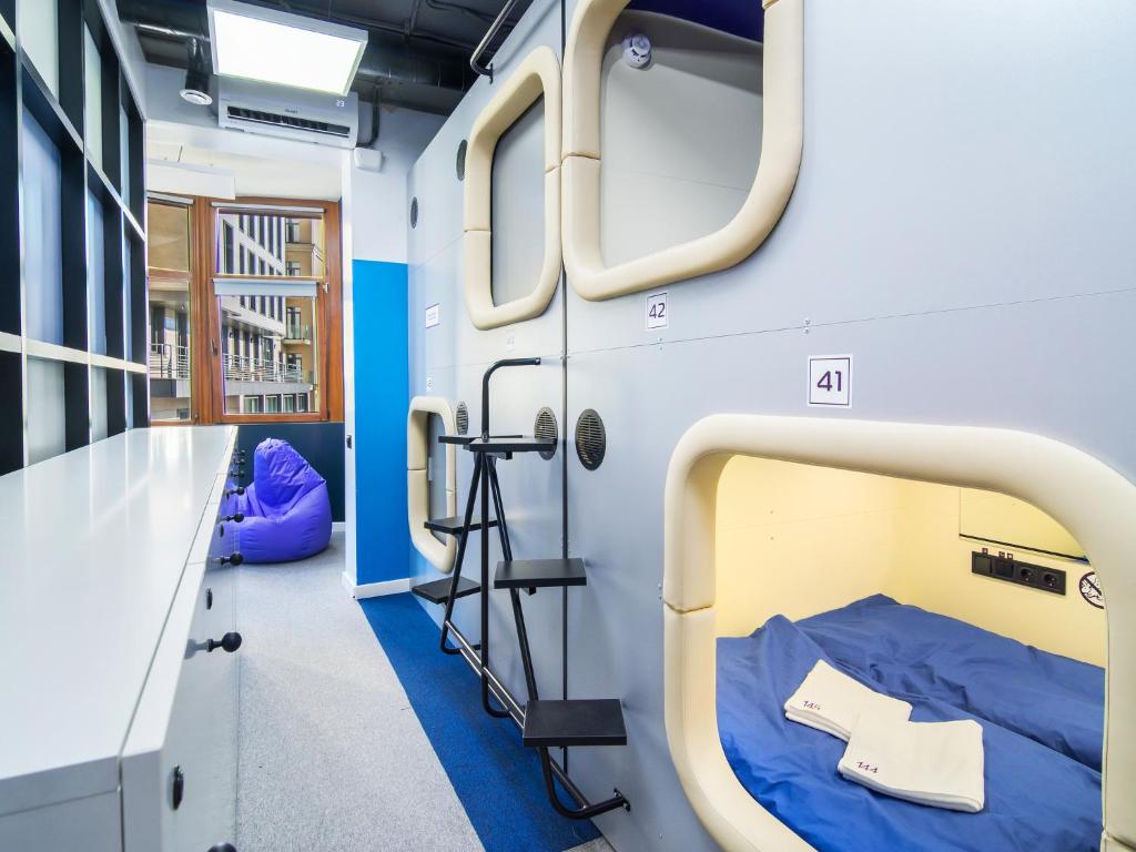 Postel nebo postele na pokoji v ubytování AV-1 Capsule Hotel