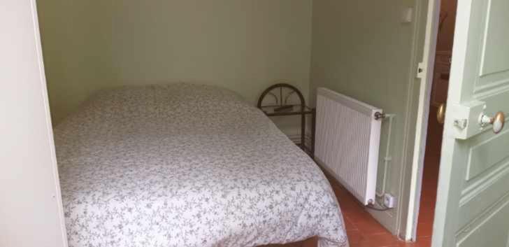1 dormitorio pequeño con 1 cama en una habitación en LE CREUSOT, en Le Creusot