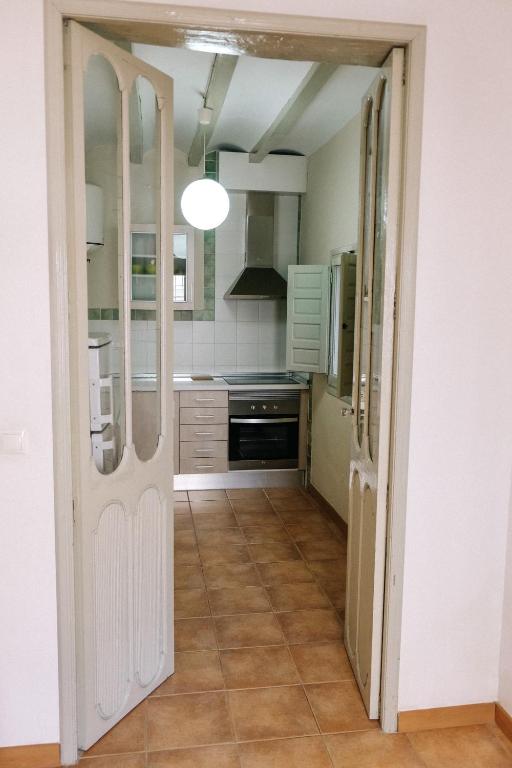 A kitchen or kitchenette at Apartamentos Villaaltea - Bella