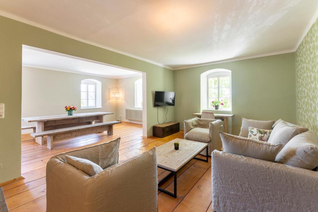 ein Wohnzimmer mit 2 Sofas und einem Tisch in der Unterkunft Braumeisterhaus Schloss Eggenberg in Eggenberg