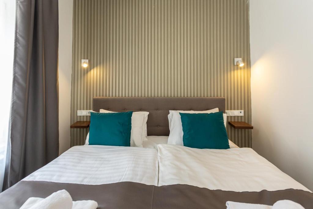 Postel nebo postele na pokoji v ubytování Heritage Hotel Petrakija