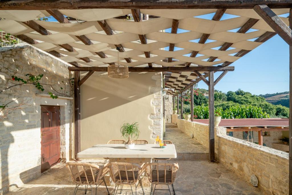 Balkon lub taras w obiekcie Dafni Villa, a Blissful Retreat with 40m2 Pool, By ThinkVilla