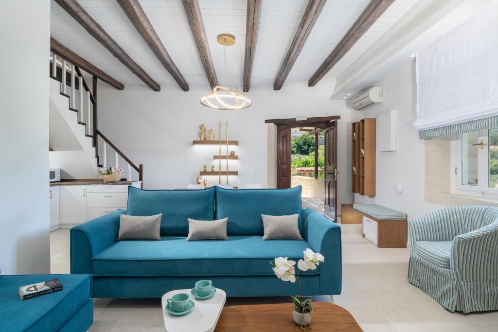 Część wypoczynkowa w obiekcie Dafni Villa, a Blissful Retreat with 40m2 Pool, By ThinkVilla