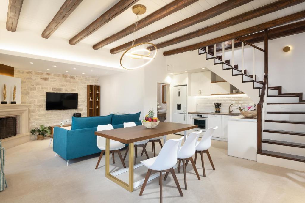 kuchnia i jadalnia ze stołem i krzesłami w obiekcie Dafni Villa, a Blissful Retreat with 40m2 Pool, By ThinkVilla w mieście Perama