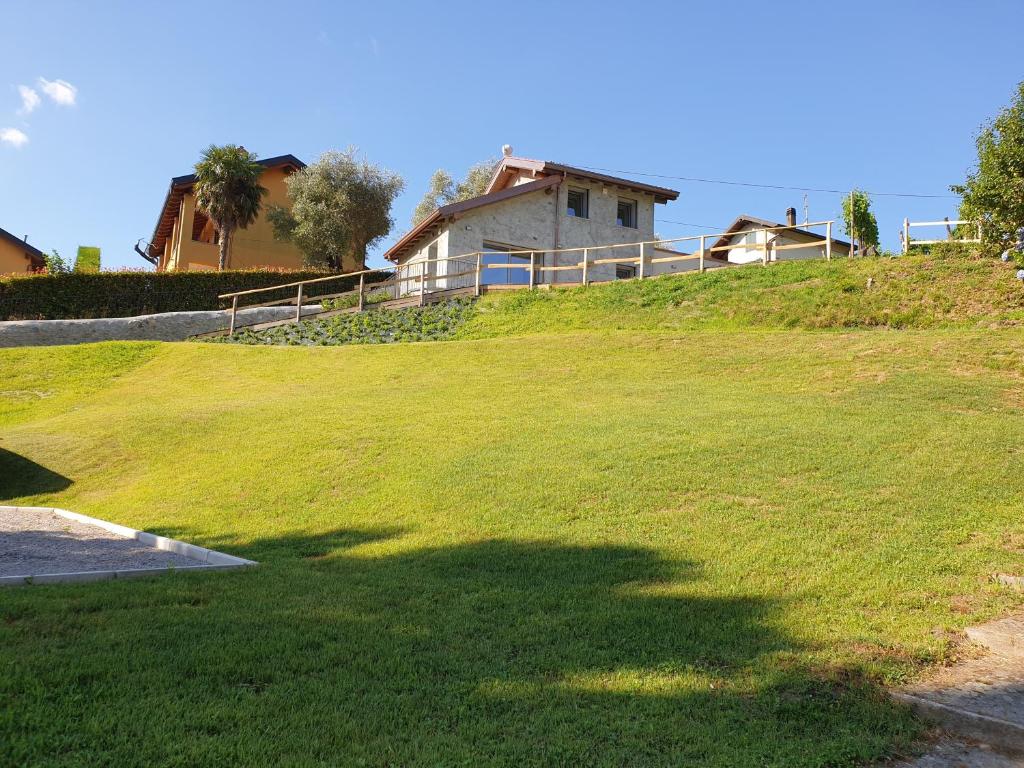 dom na szczycie trawiastego wzgórza w obiekcie Bellagio Il Crotto w mieście Bellagio