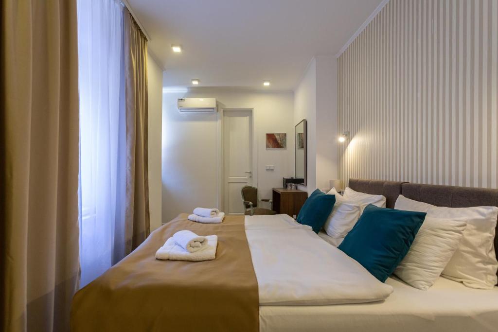 Postel nebo postele na pokoji v ubytování Heritage Hotel Petrakija