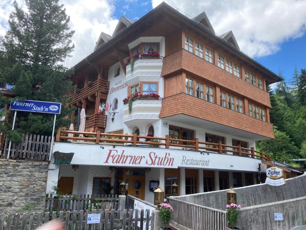 un edificio con un cartel que lee el restaurante de la estación Hunter en Hotel Ehrenreich, en Sankt Anton am Arlberg