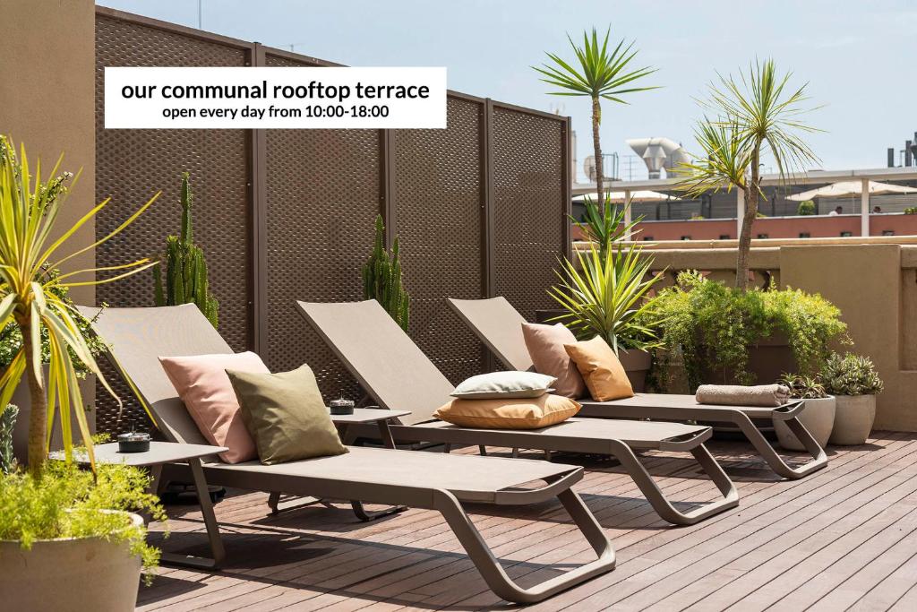 A seating area at DestinationBCN Universitat Apartments
