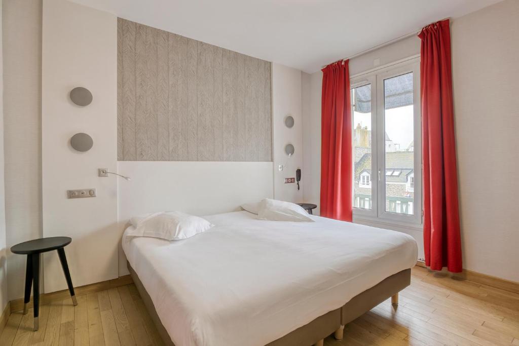 Postel nebo postele na pokoji v ubytování Hotel Kyriad Saint Malo Centre Plage