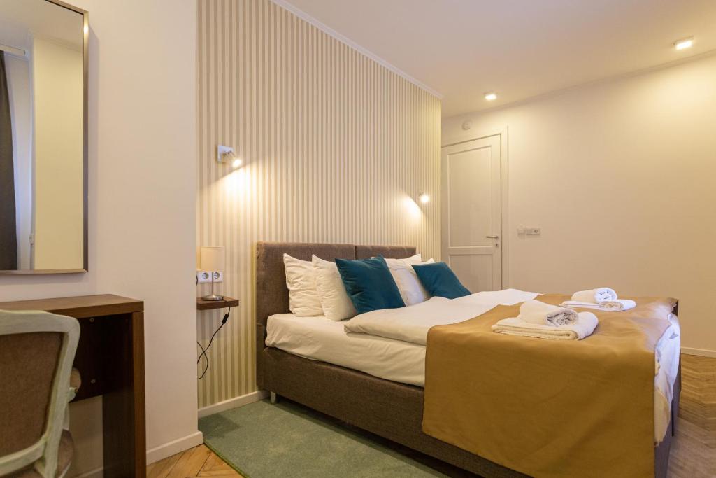 Postel nebo postele na pokoji v ubytování Heritage Hotel Petrakija