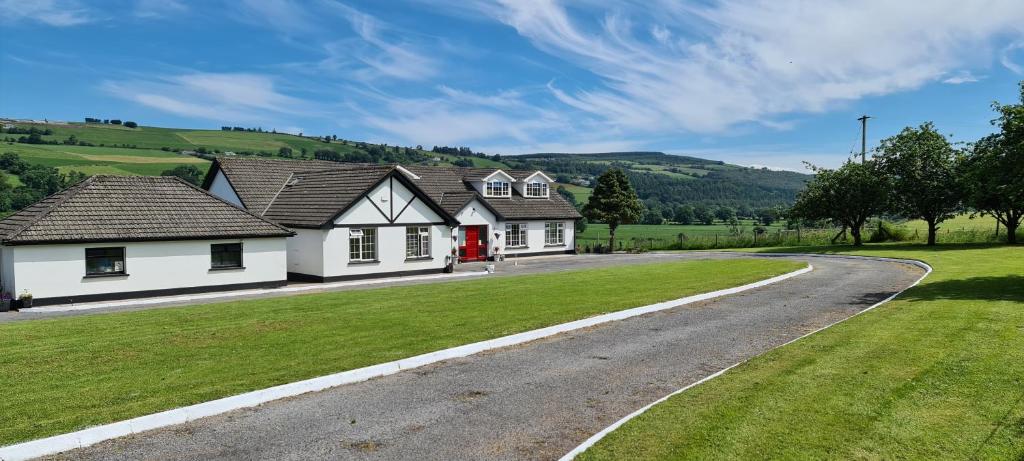 uma casa ao lado de uma estrada em Cable Island Bed and Breakfast em Cork