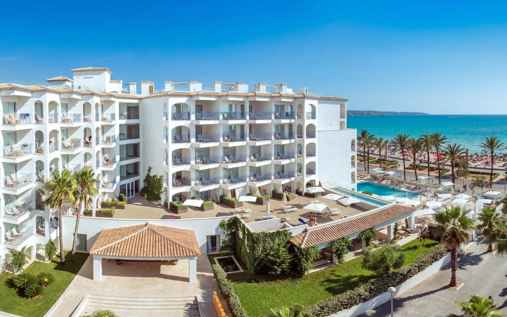 uma vista aérea do hotel e do oceano em Myseahouse Flamingo - Adults Only 4* Sup em Playa de Palma