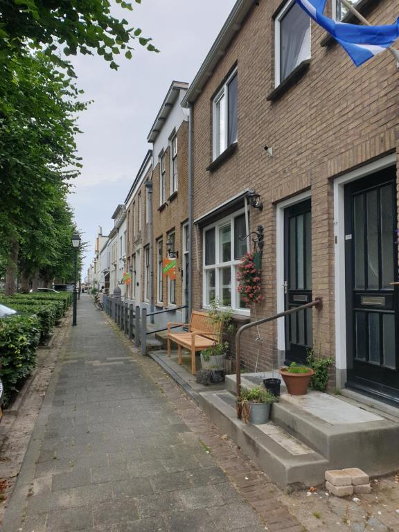 una calle vacía frente a un edificio en Biedebure, en Colijnsplaat