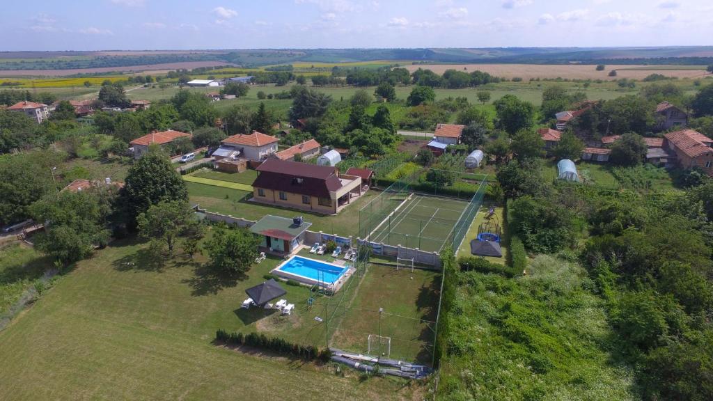 Bazén v ubytování Guest House ERIDA nebo v jeho okolí