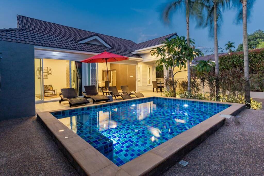 einen Pool im Hinterhof eines Hauses in der Unterkunft Honeybee Pool Villa Smooth as Silk in Ao Nang Beach