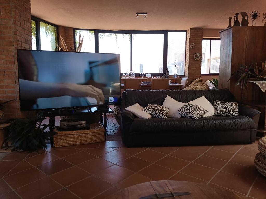 Televízia a/alebo spoločenská miestnosť v ubytovaní Villa Grande