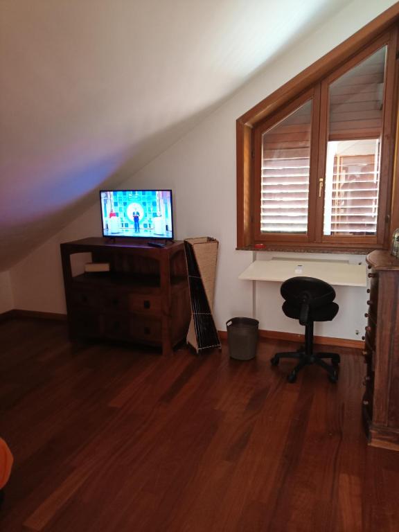 Televízia a/alebo spoločenská miestnosť v ubytovaní Villa Grande