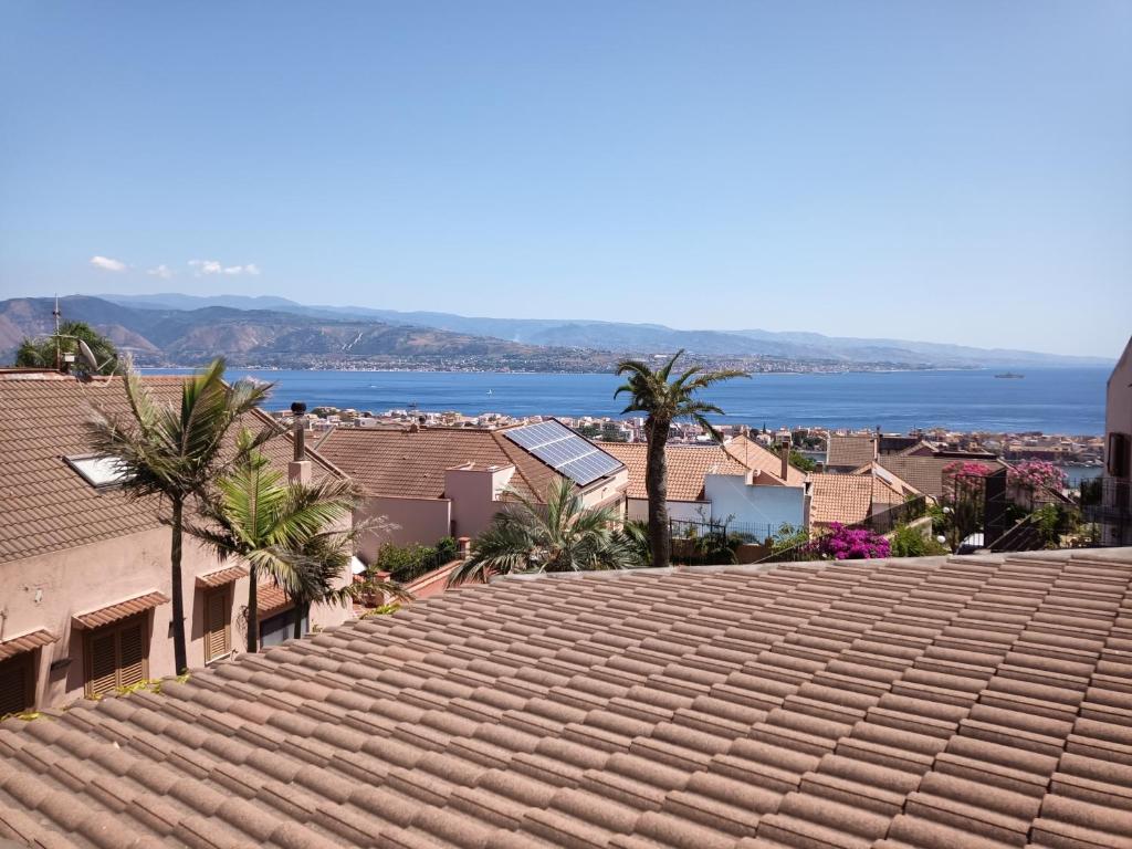una vista desde el techo de un edificio en Villa Grande, en Messina