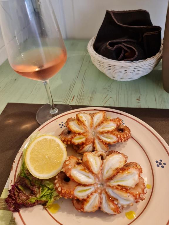 Jedlo v ubytovaní bed & breakfast alebo blízkom okolí