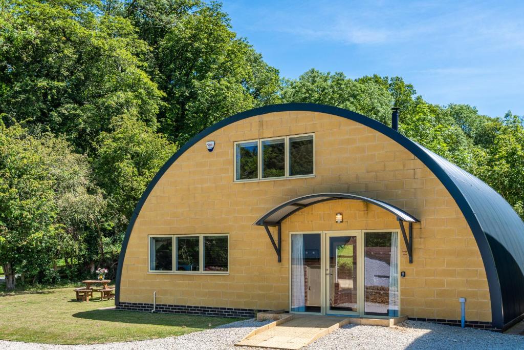 un pequeño edificio en forma de cúpula con una gran puerta en Ledge View en Chipping Campden