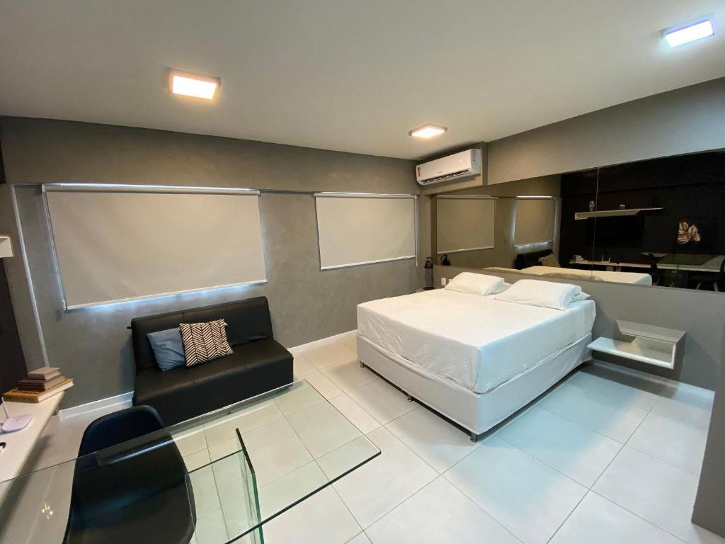 um quarto com uma cama e uma cadeira num quarto em Edifício Time Apto 817 ER Hospedagens em Maceió