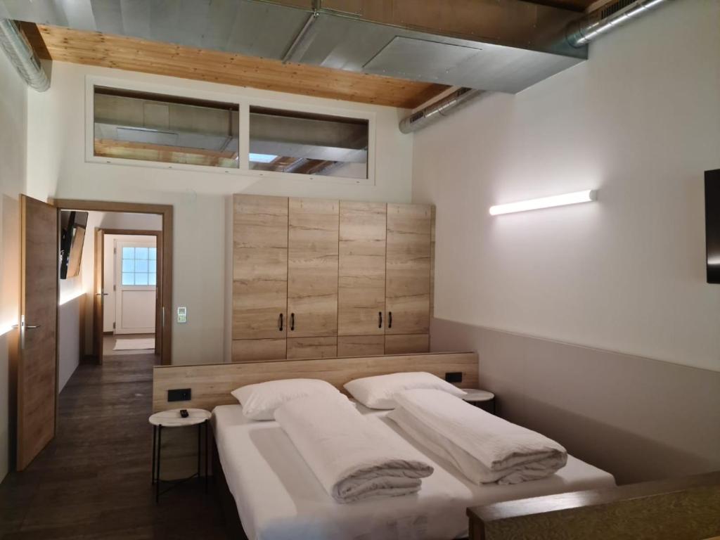 Postel nebo postele na pokoji v ubytování Chalets am Badesee Lassing