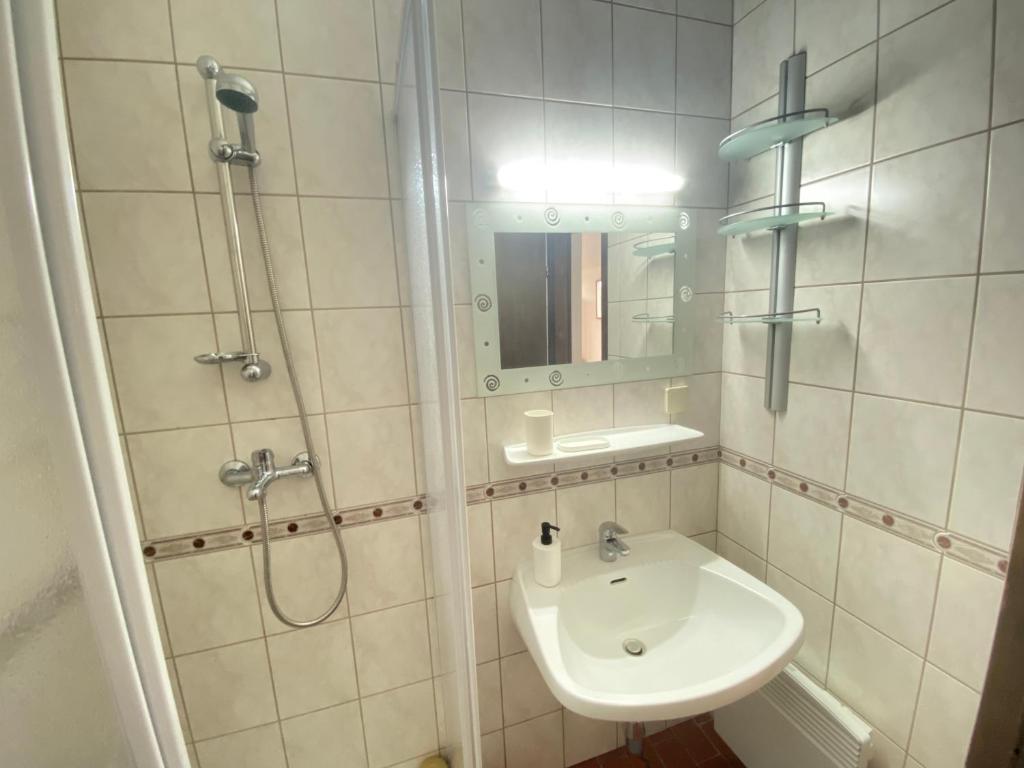 Kúpeľňa v ubytovaní Velden Living Apartments - Schiefling Panorama