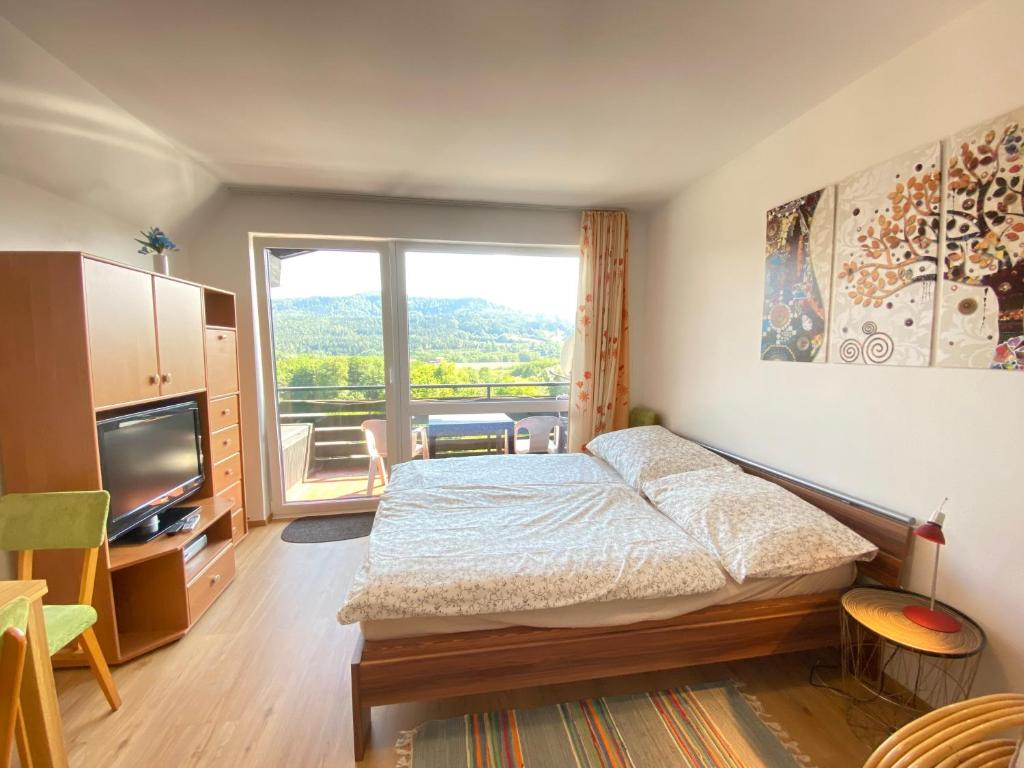 Posteľ alebo postele v izbe v ubytovaní Velden Living Apartments - Schiefling Panorama