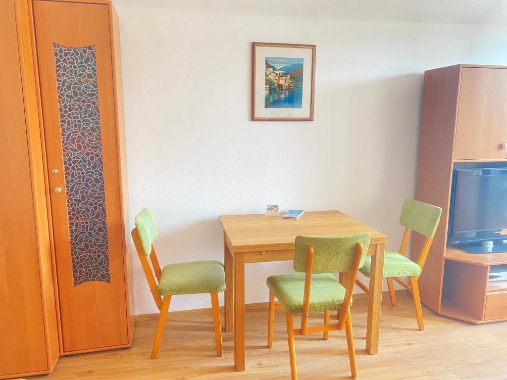 Televízia a/alebo spoločenská miestnosť v ubytovaní Velden Living Apartments - Schiefling Panorama