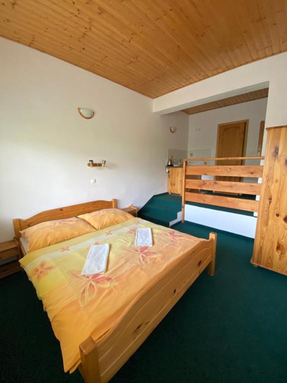 Ένα ή περισσότερα κρεβάτια σε δωμάτιο στο Penzion pod Brehom