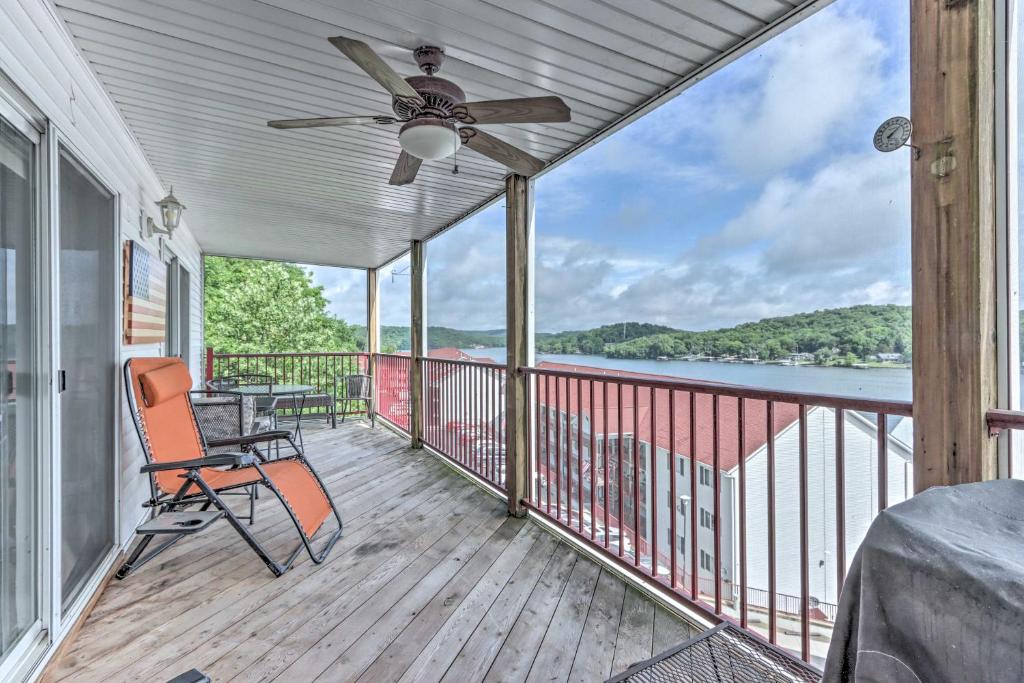 En balkong eller terrass på Condo on Lake of The Ozarks with Pool and Dock!