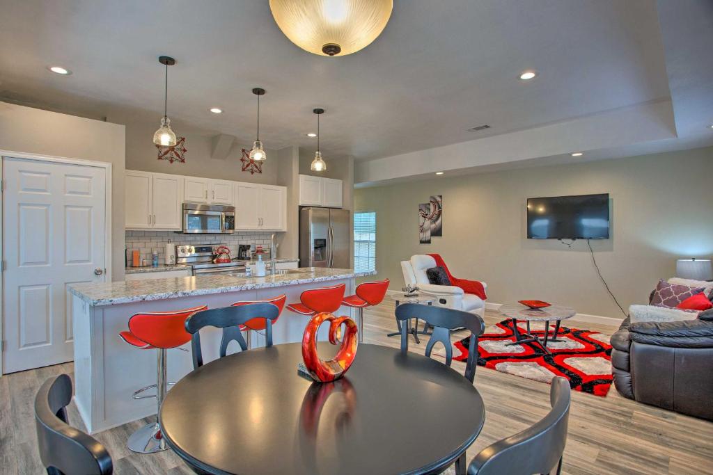 cocina y sala de estar con mesa y sillas en Modern Fort Worth Retreat about 5 Miles to Dtwn!, en Fort Worth