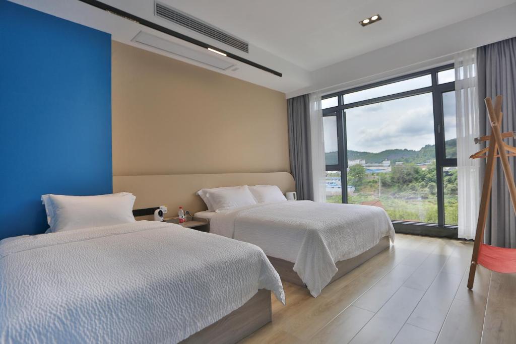Postel nebo postele na pokoji v ubytování Heaven's Gate Home Stay --free pick up service--panoramic view of Tianmen Mountain