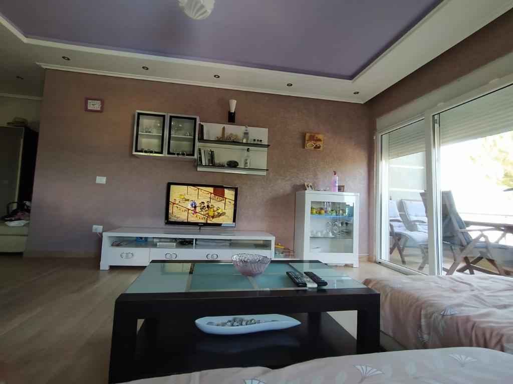 Televízia a/alebo spoločenská miestnosť v ubytovaní Mia's Sea View Apartment