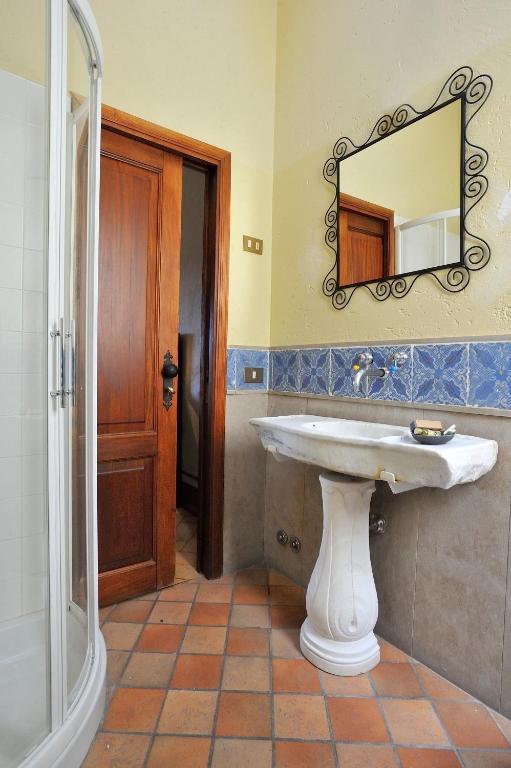 Koupelna v ubytování Albergo Diffuso Borgo Montemaggiore
