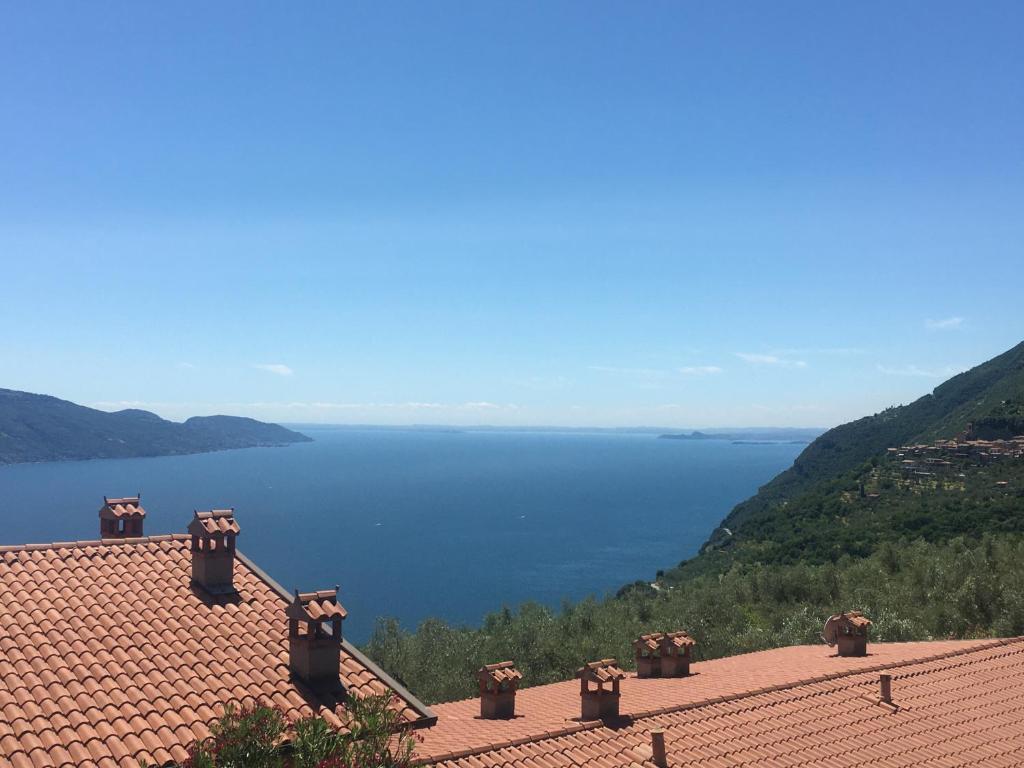 un techo de una casa con vistas al agua en Ferienwohnung Oleandro mit Panorama in Tignale am Gardasee, en Tignale