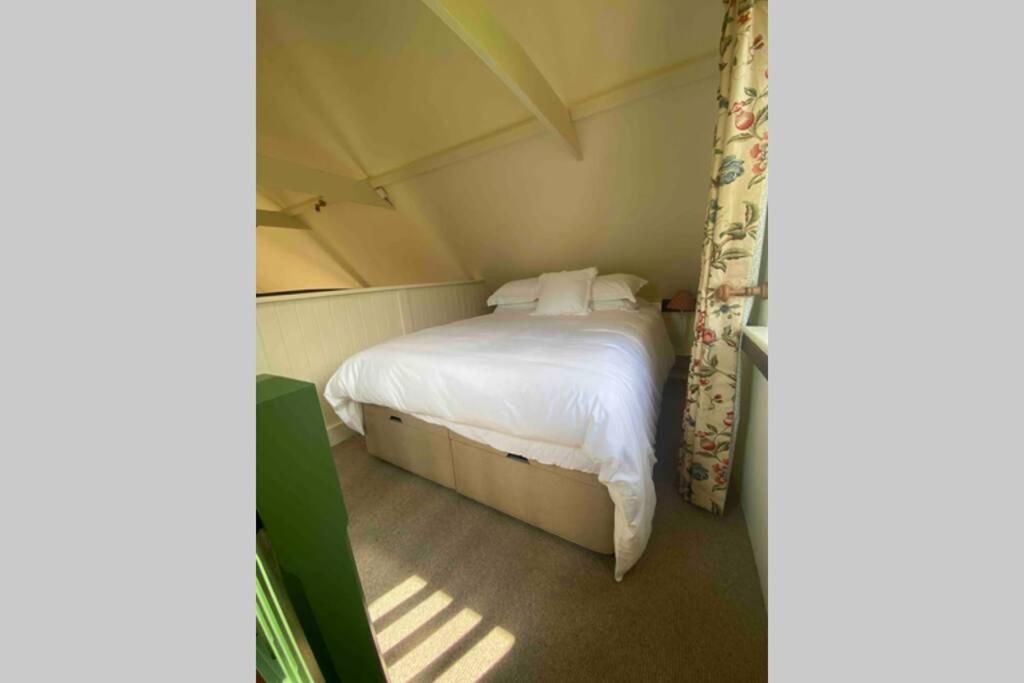 מיטה או מיטות בחדר ב-Gorgeous comfortable barn with huge private orchard in quiet Suffolk location