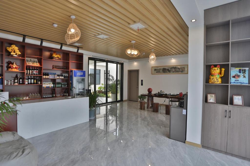 Lounge nebo bar v ubytování Heaven's Gate Home Stay --free pick up service--panoramic view of Tianmen Mountain