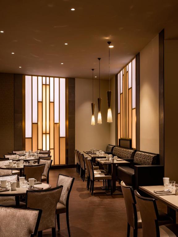 Un restaurante o sitio para comer en Disney Hotel New York - The Art of Marvel
