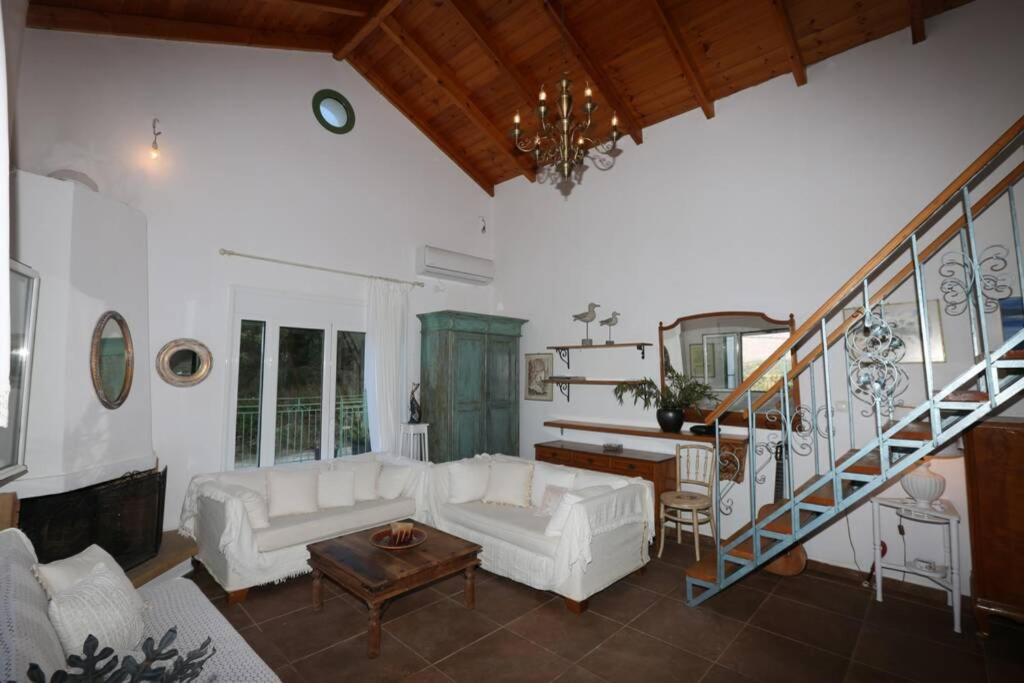 Posezení v ubytování Kalamakia House-stylish cottage near Petani beach