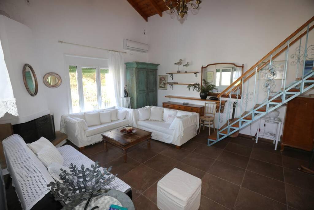 Posezení v ubytování Kalamakia House-stylish cottage near Petani beach