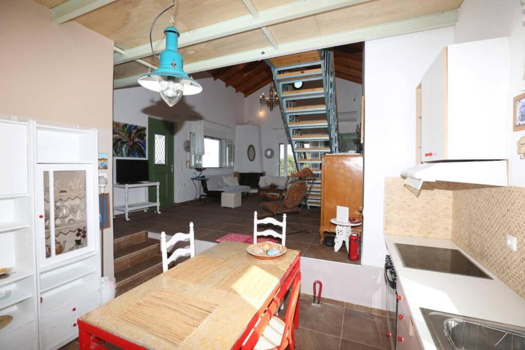 Kuchyň nebo kuchyňský kout v ubytování Kalamakia House-stylish cottage near Petani beach