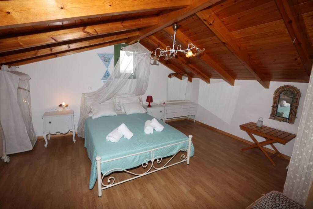 Postel nebo postele na pokoji v ubytování Kalamakia House-stylish cottage near Petani beach